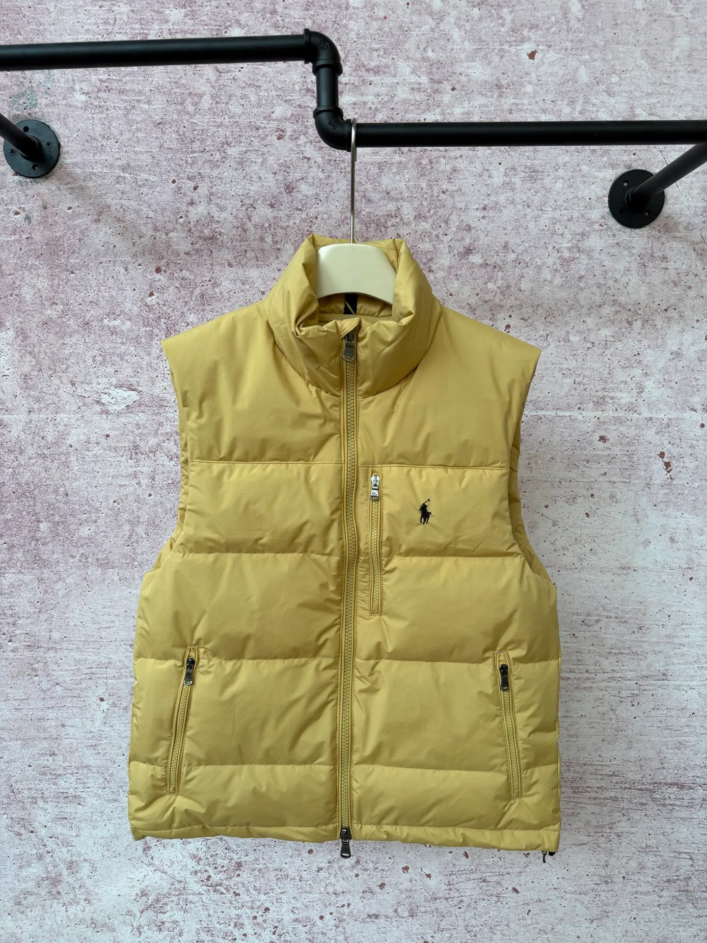 P500 Ralph Lauren embroidered down vest (top version of pure down) 100% pure down, a classic evergreen style, the same cold-proof artifact used by celebrities and Internet celebrities, 1:1 replica, from fabrics, fillings to auxiliary materials, all-round benchmarking against the original quality. It uses an imported Behringer embroidery machine, 10,000-needle electric embroidery technology, and imported No. 7 needles and embroidery thread to create a full, three-dimensional, clear-textured polo logo on the chest, which can be called a "moving texture badge." Double-layer locked velvet interior, bid farewell to the worry of velvet running away. The inner lining adopts a nylon double-layer sealed velvet structure to strictly prevent velvet drilling. The hem has a built-in adjustable drawstring, making it more windproof and cold-proof. Paired with a customized No. 8 YKK zipper, a must-have item for autumn and winter.